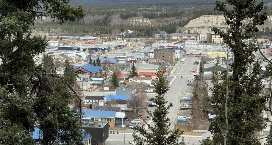 Le centre-ville de Whitehorse vu du haut de l'escarpement, le 22 avril 2024.