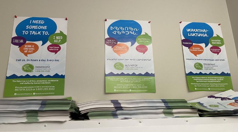 Une image de trois affiches avec de l'information pour le service Kamatsiaqtut.