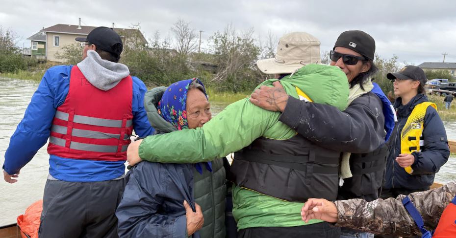Un ensemble de personnes enlacées les unes aux autres.