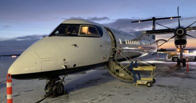 Un avion d'Air Canada sur la piste d'atterrissage de Yellowknife, en hiver.