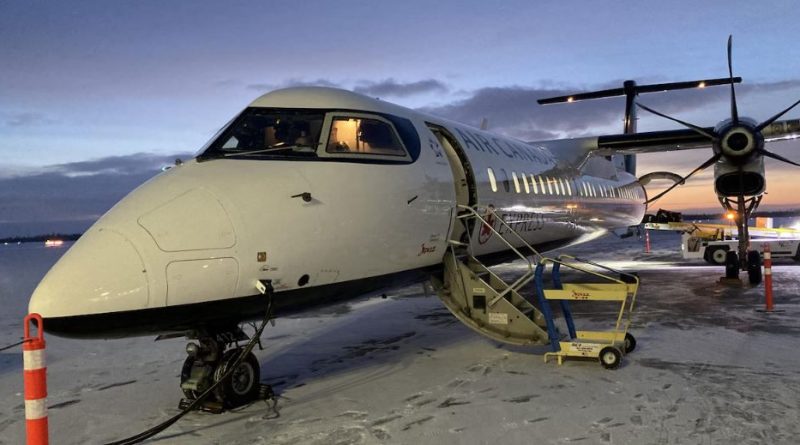 Un avion d'Air Canada sur la piste d'atterrissage de Yellowknife, en hiver.