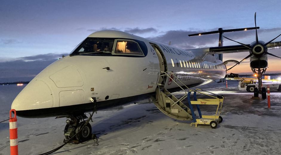 Un avion d'Air Canada sur la piste d'atterrissage de Yellowknife, en hiver.