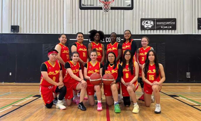 L'équipe de basketball féminin du Nunavut représente le territoire aux Jeux du Canada pour la toute première fois, avec l'équipe masculine. Photo : Radio-Canada