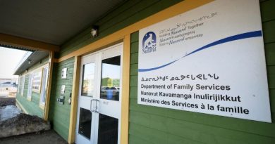 La façade extérieure du bâtiment du ministère des Services à la famille du Nunavut, à Iqaluit, 11 mai 2023.