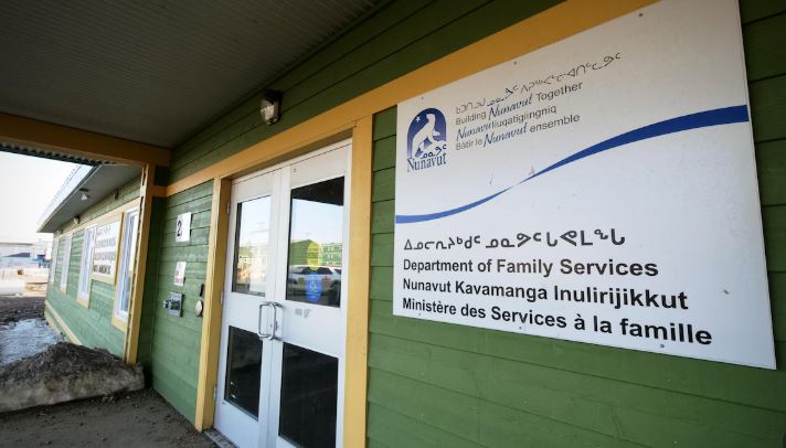 La façade extérieure du bâtiment du ministère des Services à la famille du Nunavut, à Iqaluit, 11 mai 2023.