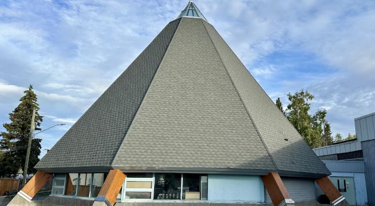 Une photo du bâtiment en forme de tipi, qui se trouve à l'école Mildred Hall.