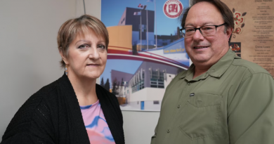 Portraits de Yvonne Careen et François Rouleau, tous deux de profil devant une affiche de l'école Alain St-Cyr.