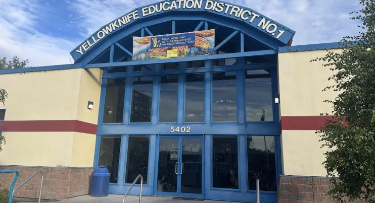 Une image du bureau de la Commission scolaire publique no 1 de Yellowknife.