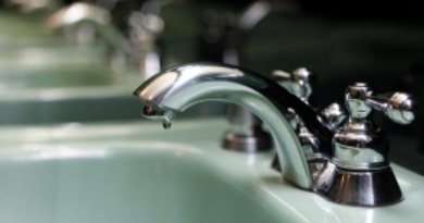 Une goutte d'eau coule d'un robinet