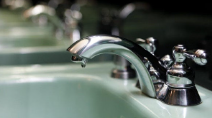 Une goutte d'eau coule d'un robinet