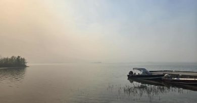 De la fumée sur un lac, le 27 août 2025.