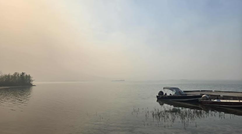 De la fumée sur un lac, le 27 août 2025.