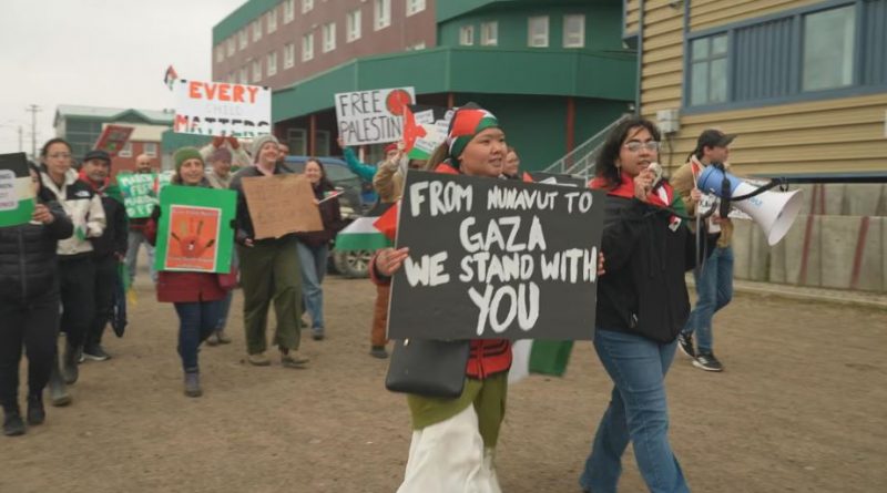 Des manifestants avec des drapeaux et des pancartes pro-palestiniens.