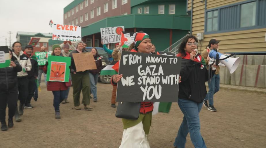 Des manifestants avec des drapeaux et des pancartes pro-palestiniens.
