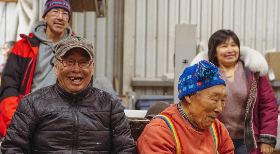Une image montrant quatre personnes souriantes.