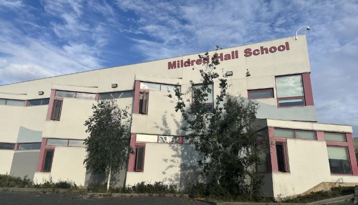 Une image de l'école Mildred Hall à Yellowknife.