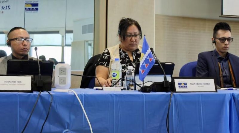 Trois personnes assises à un table.