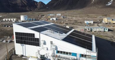 Une photo aérienne du bâtiment administratif de Grise Fiord équipé de panneaux solaires.