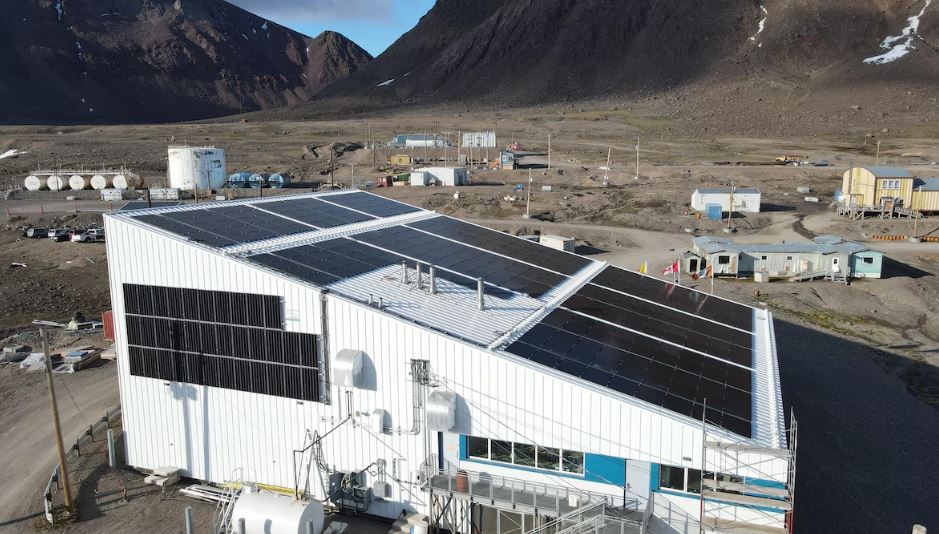 Une photo aérienne du bâtiment administratif de Grise Fiord équipé de panneaux solaires.