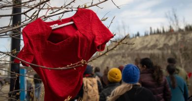Une robe est accrochée à un arbre, à Whitehorse, le 5 mai 2025.