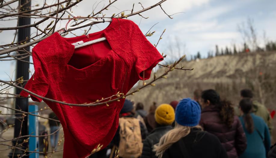 Une robe est accrochée à un arbre, à Whitehorse, le 5 mai 2025.