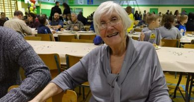 Sandra Henderson sourit à la caméra en 2016.
