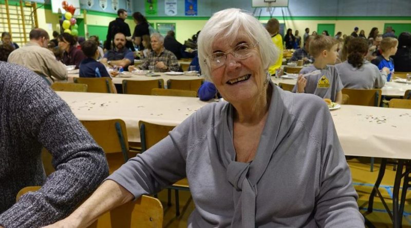 Sandra Henderson sourit à la caméra en 2016.