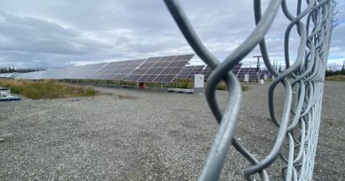 Une image de la ferme solaire de la Première Nation White River, au Yukon.