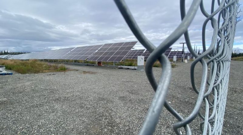 Une image de la ferme solaire de la Première Nation White River, au Yukon.