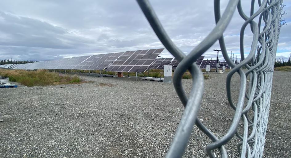 Une image de la ferme solaire de la Première Nation White River, au Yukon.