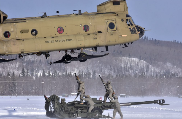 Des soldats devant un hélicoptère