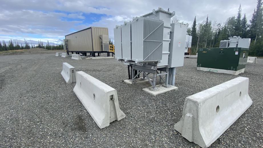 Une image du dispositif de stockage d’énergie à batterie utilisé dans la centrale solaire de la Première Nation White River.