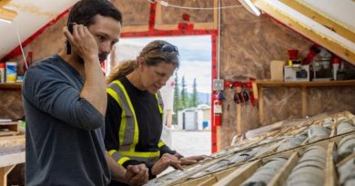 Tara Christie, à droite, et un collègue observent des carottes de minerais.