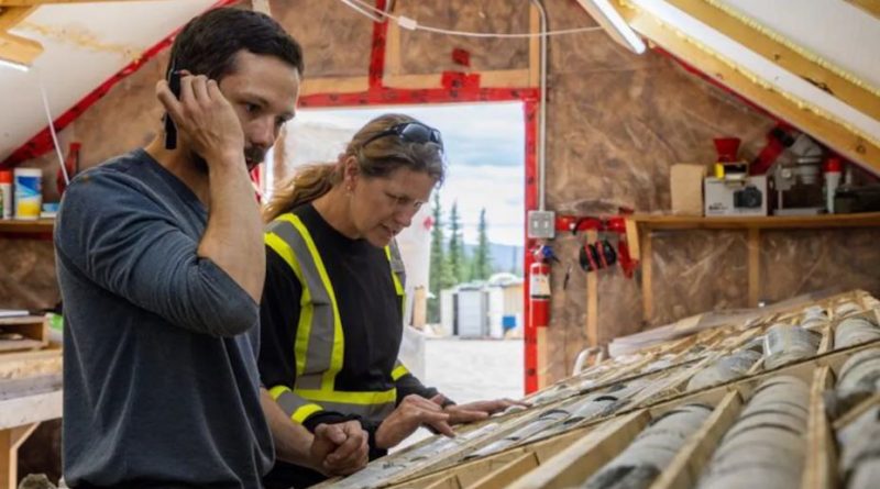 Tara Christie, à droite, et un collègue observent des carottes de minerais.