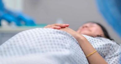 Une femme enceinte allongée sur une table d'opération.