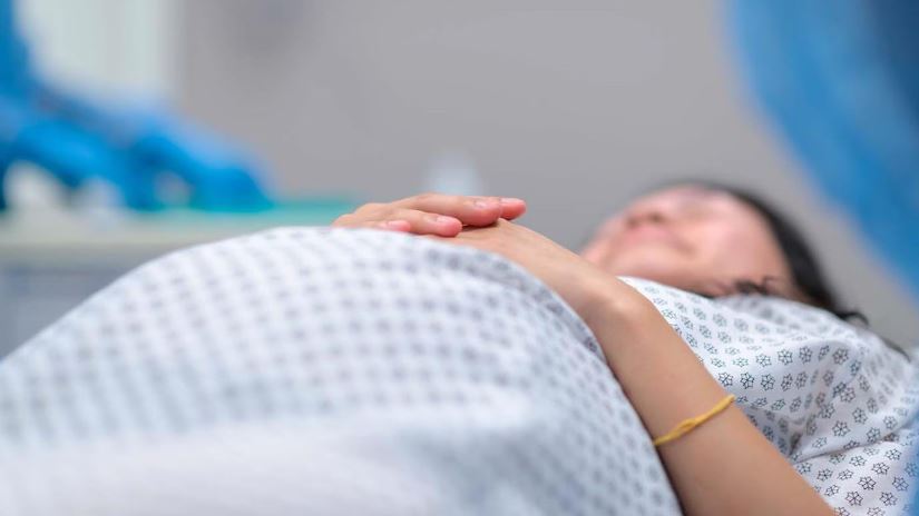 Une femme enceinte allongée sur une table d'opération.