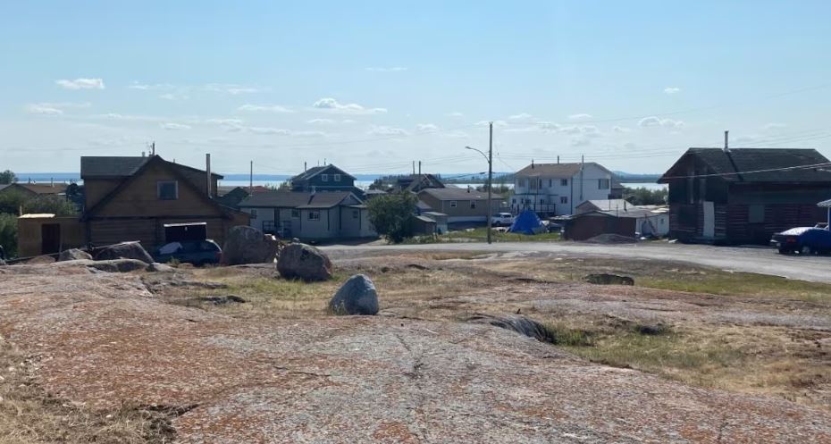 Des maisons en été par une journée ensoleillée.