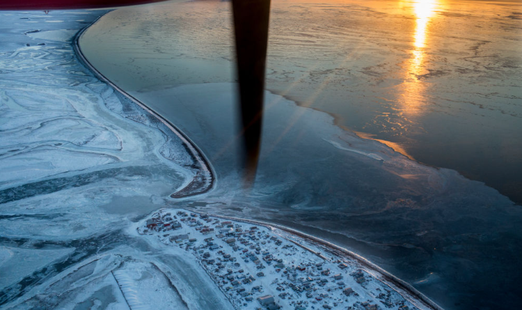 Vue de l'océan Arctique depuis un avion.