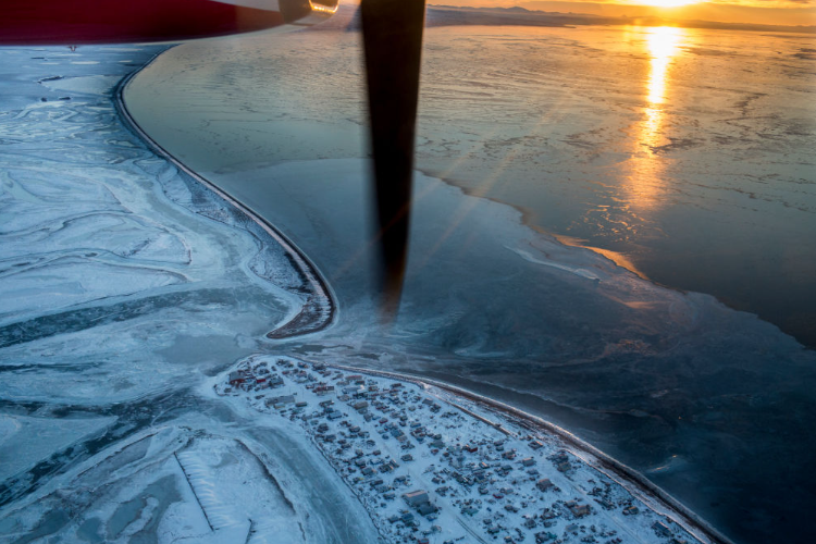 Vue de l'océan Arctique depuis un avion.
