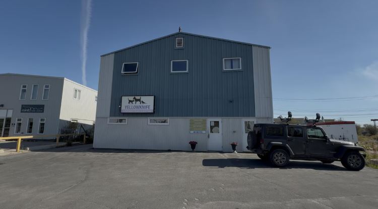 Un bâtiment portant l'enseigne d'une clinique vétérinaire. 