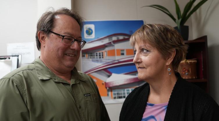 Portraits de Yvonne Careen et François Rouleau se regardant.