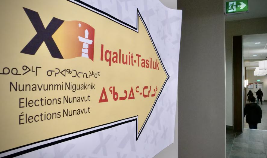Une affiche pointe vers le bureau de vote de la circonscription d'Iqaluit-Tasiluk, à l'hôtel Frobisher Inn d'Iqaluit, lors des élections territoriales du lundi 25 octobre 2021, au Nunavut.