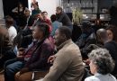 Des gens dans une assemblée, assis.