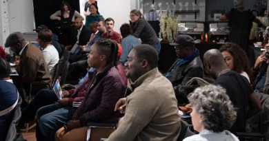 Des gens dans une assemblée, assis.