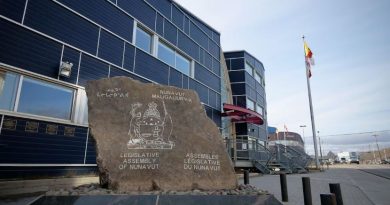 La façade extérieure de l'Assemblée législative du Nunavut, à Iqaluit.