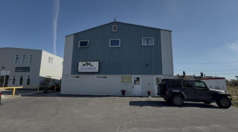 Un bâtiment arborant l'enseigne d'une clinique vétérinaire.