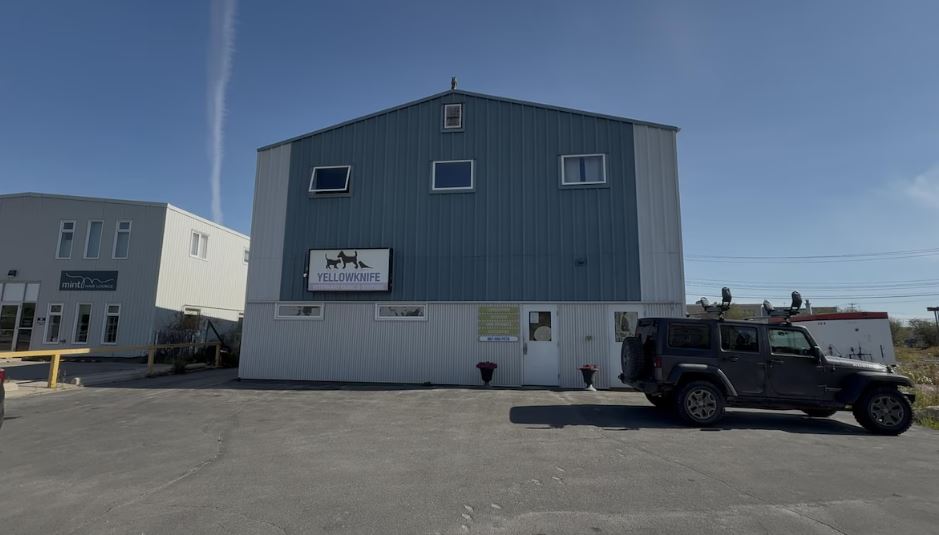Un bâtiment arborant l'enseigne d'une clinique vétérinaire.