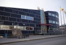 La façade extérieure de l'Assemblée législative du Nunavut, à Iqaluit.