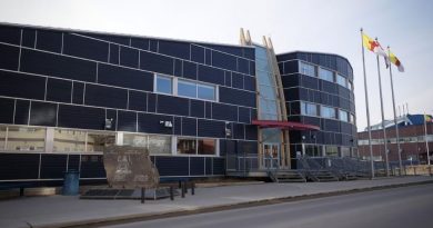 La façade extérieure de l'Assemblée législative du Nunavut, à Iqaluit.