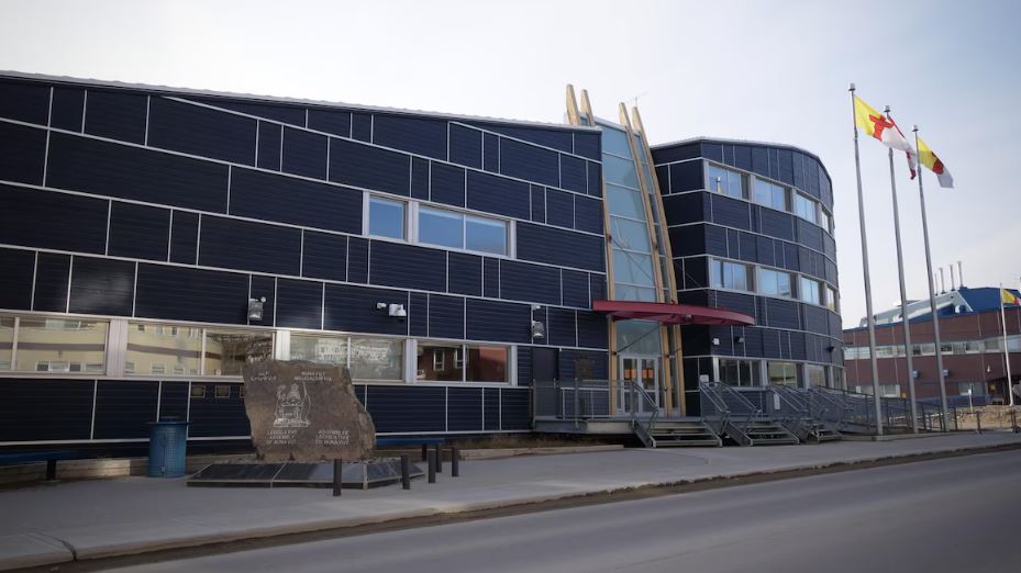 La façade extérieure de l'Assemblée législative du Nunavut, à Iqaluit.